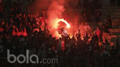 Suporter menyalakan flare saat memberikan dukungan kepada pemain Timnas Indonesia U-16 saat pertandingan melawan Singapura pada laga uji coba di Stadion Wibawa Mukti, Cikarang, Kamis, (8/6/2017). Indonesia menang 4-0. (Bola.com/M Iqbal Ichsan)