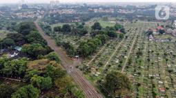 Foto udara suasana Tempat Pemakaman Umum (TPU) Tanah Kusir, Jakarta (13/5/2021). Gubernur DKI Jakarta Anies Baswedan menetapkan larangan ziarah kubur saat Lebaran untuk menghindari adanya kerumunan. Namun terdapat beberapa warga yang masih melakukan ziarah kubur. (Liputan6.com/Johan Ta