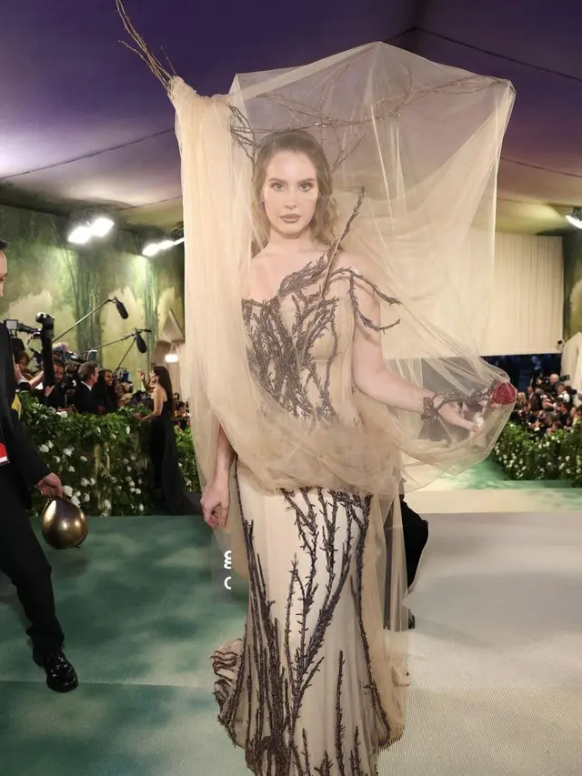6 Potret Lana Del Rey Menjelma jadi Peri Hutan dengan Gaun Alexander McQueen di Met Gala 2024