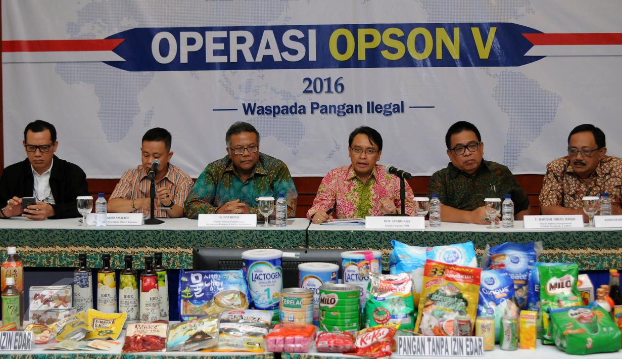 Kepala BPOM, Roy Sparringa (keempat kiri) menunjukkan hasil operasi Opson V, Jakarta, Selasa (12/4/2016). BPOM menemukan pangan illegal di 13 wilayah di Indonesia dan menindak 46 sarana peredaran pangan illegal. (Liputan6.com/Helmi Fithriansyah)