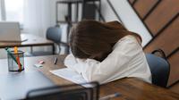 Ilustrasi Malas Belajar, Murid Lelah, Tidur. Photo by Freepik