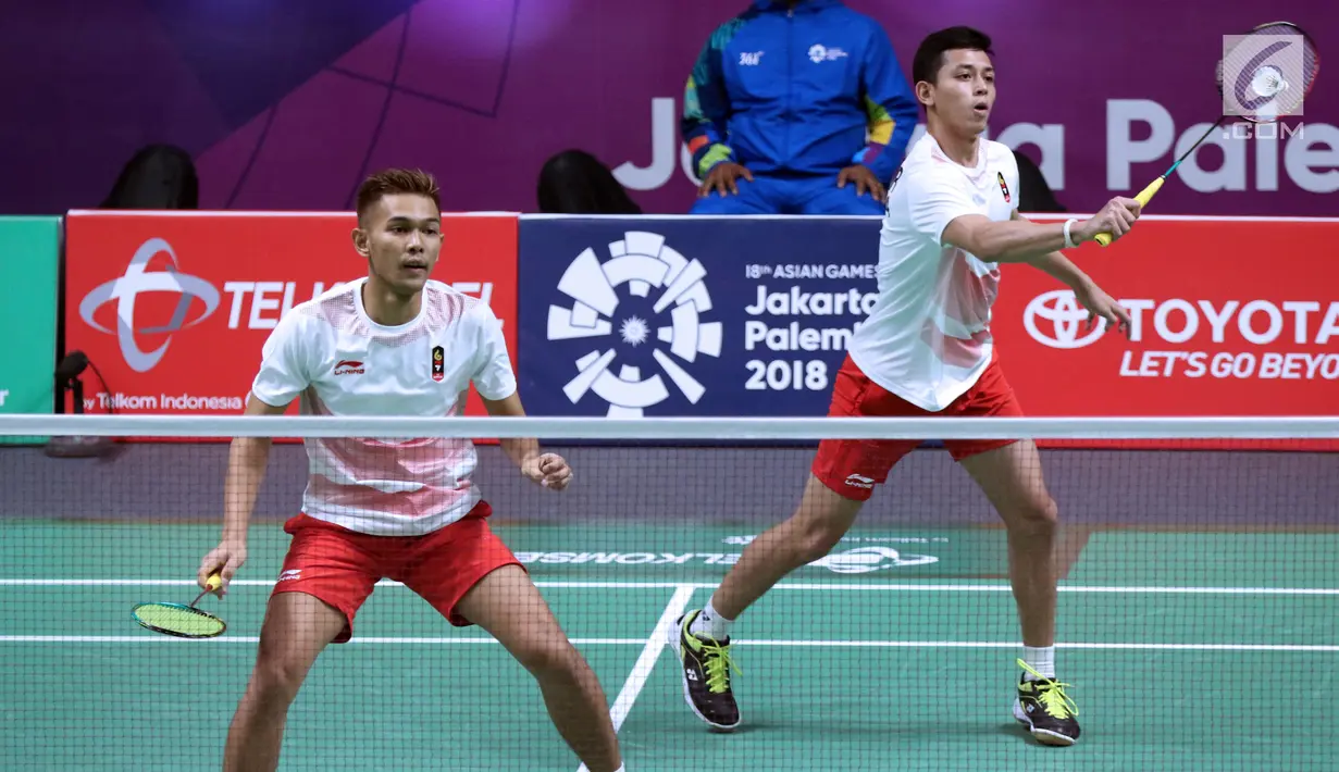 Ganda putra Indonesia, Fajar Alfian/M Rian Ardianto mengembalikan kok ke arah pemain Jepang, Takuto Inoue/Yuki Kaneko pada semifinal Bulutangkis Beregu Putra Asian Games 2018 di Jakarta, Selasa (21/8). (Liputan6.com/Helmi Fithriansyah)