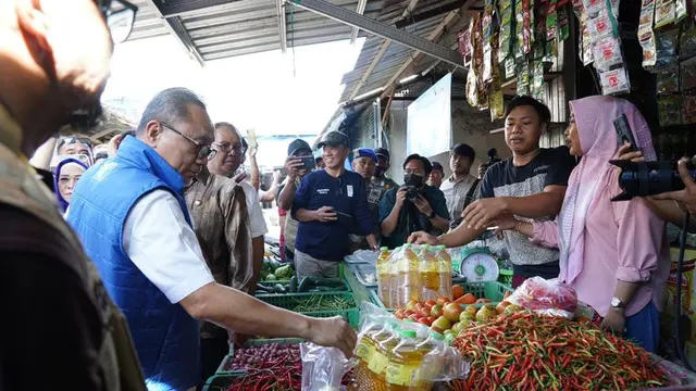 Menteri Perdagangan (Mendag) Zulkifli Hasan melakukan kunjungan memantau harga kebutuhan pokok (bapok) di Pasar tradisional Pa'baeng-baeng, Makassar, Sulawesi Selatan atau Sulsel, Minggu, (6/11/2022).