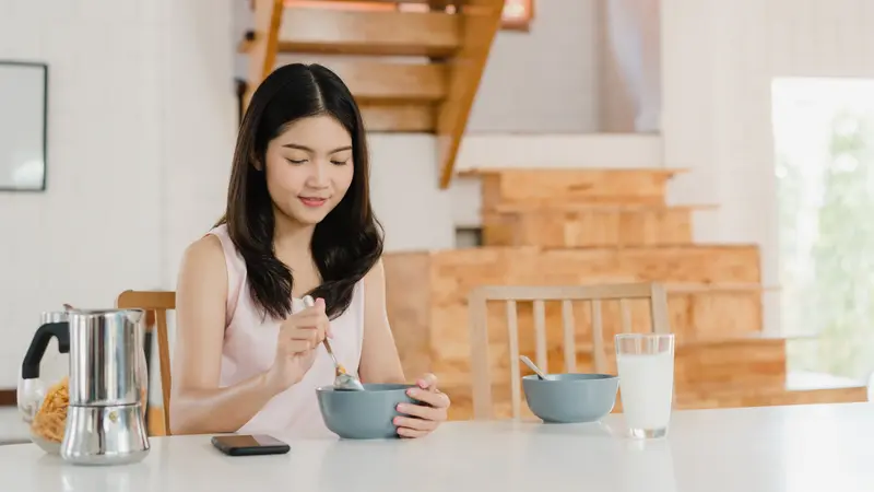 Perempuan makan