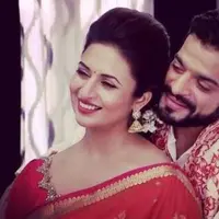 Indian Television Academy Awards (ITA Awards) 2016 menobatkan Divyanka Tripathi & Karan Patel sebagai Best Jodi. (ABP Live)