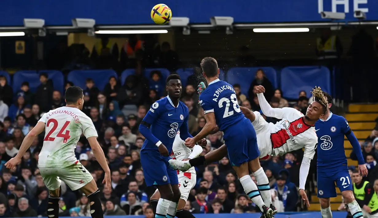 Penyerang Southampton, Sekou Mara mencoba tendangan salto namun terkena kepala bek Chelsea, Cesar Azpilicueta selama pertandingan lanjutan Liga Inggris di Stamford Bridge di London (18/2/2023). Pemain berusia 33 tahun itu langsung terkapar tanpa ada reaksi di lapangan yang membuat Pemain dari kedua tim pun terlihat panik. (AFP/Glyn Kirk)