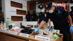 Polisi menggeledah dua rumah terduga teroris di Purwakarta. Salah satu yang ditemukan adalah foto wanita