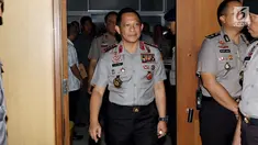 Kapolri Jenderal Pol Tito Karnavian bersiap mengikuti raker dengan Komisi III DPR di Kompleks Parlemen Senayan, Jakarta, Rabu (14/3). Rapat membahas persiapan Polri dalam pengamanan Pilkada Serentak 2018. (Liputan6.com/Johan Tallo)