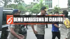 Dalam aksi unjuk rasa, tiga polisi mengalami luka bakar karena tersiram bensin saat mahasiswa membakar ban bekas.