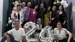 Shenina juga mendapat hadiah serta bingkisan dari para sahabatnya yang turut hadir di momen spesial tersebut. Kejutan ulang tahun itu tampak semakin meriah dengan kehadiran orang terdekatnya.(Liputan6.com/IG/@angga)