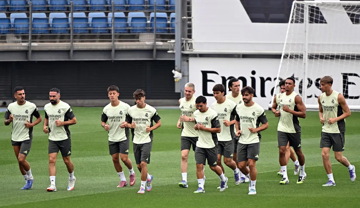 Real Madrid menggelar sesi latihan terbuka jelang laga perdana mereka di La Liga musim 2025/2026. (JAVIER SORIANO/AFP)