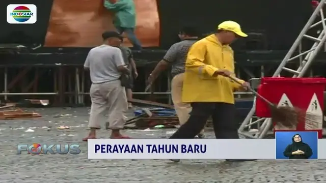 Bermodalkan sapu dan kantong plastik berukuran besar, petugas PPSU seakan menyulap kawasan Monas bersih dari sampah tahun baru.