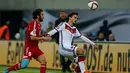 Bek Jerman Mats Hummels (kanan) saat berebut bola dengan pemain Georgia  Nikolasz Gelashvili selama pertandingan kualifikasi EURO 2016 grup D di Leipzig, Jerman, Senin (12/10/2015). Jerman menang dengan skor 2-1. (REUTERS/Fabrizio Bensch)