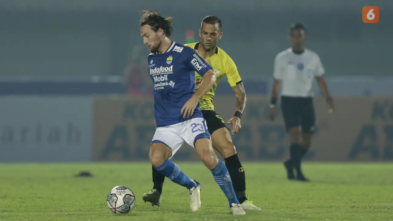 Foto: Hijrah ke Persib Bandung, Marc Klok Langsung Cetak Gol dalam Penampilan Perdana di BRI Liga 1