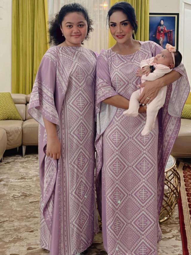 7 Potret Krisdayanti Bersama Cucu, Perdana Menginap di Rumah Nenek