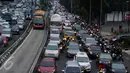 Sebuah bus transjakarta melintas diantara kemacetan di Jalan Gatot Subroto, Jakarta, Senin (24/10). Indonesia Traffic Watch (ITW) menilai kemacetan di kota Jakarta saat ini sudah sampai pada tingkat 'gawat darurat'. (Liputan6.com/Helmi Fithriansyah)