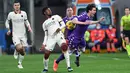 Penyerang Fiorentina, Dusan Vlahovic berteriak saat dilanggar gelandang AS Roma, Amadou Diawara pada pertandingan Liga Serie A Italia di Stadion Artemio Franchi, Italia, Kamis (4/3/2021). AS Roma kini berada di peringkat kelima dengan 47 poin. (Jennifer Lorenzini/LaPresse via AP)