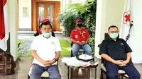 Ketua Umum PMI Pusat, Jusuf Kalla memberikan penghargaan kepada 3 orang relawan PMI yang gugur dalam penanganan Covid-19 di PMI Pusat, Jakarta, Jumat (8/5/2020). (Dok Palang Merah Indonesia/PMI Pusat)