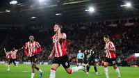 Bek Southampton, Taylor Harwood-Bellis, merayakan gol yang dicetaknya ke gawang Stoke City. (Adrian Dennis / AFP)
