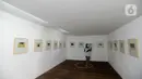 Pengunjung berjaga jarak fisik saat melihat pameran karya pelukis Hanafi berjudul 60 tahun dalam studio di Galerikertas, Depok, Jawa Barat, Selasa (7/7/2020).  Pameran tersebut menerapkan protokol kesehatan guna mencegah penyebaran COVID-19. (merdeka.com/Arie Basuki)