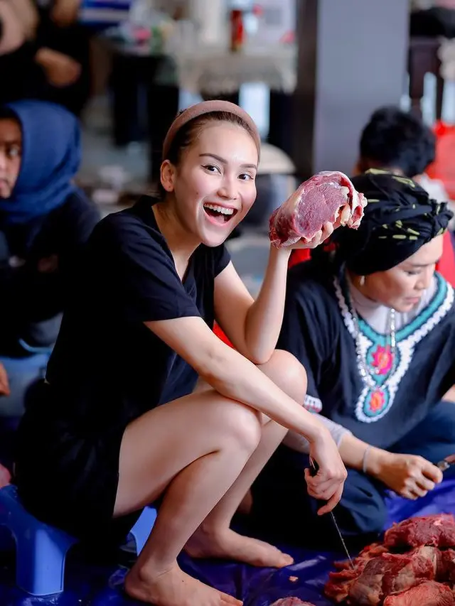 Ayu Ting Ting potong daging kurban (Instagram/ayutingting92)
