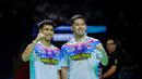 Pebulu tangkis ganda putra Indonesia, Sabar Gutama (kiri) dan Moh Reza Pahlevi berfoto bersama setelah mengalahkan pasangan Malaysia, Chia Weijie/Lwi Sheng Hao dalam laga 32 besar Indonesia Masters 2026 di Istora, Senayan, Jakarta, Selasa (20/01/2026). (Bola.com/Bagaskara Lazuardi)