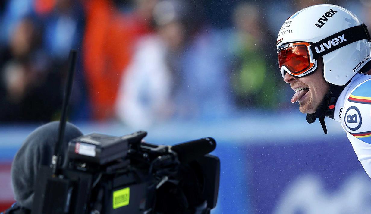 Atlet Sky, Stefan Luitz dari Jerman  melakukan selebrasi didepan kamera pada kejuaraan Alpine Skiing World Cup di Hinterstoder, Austra, Jumat (26/2/2016). (REUTERS/Dominic Ebenbichler)