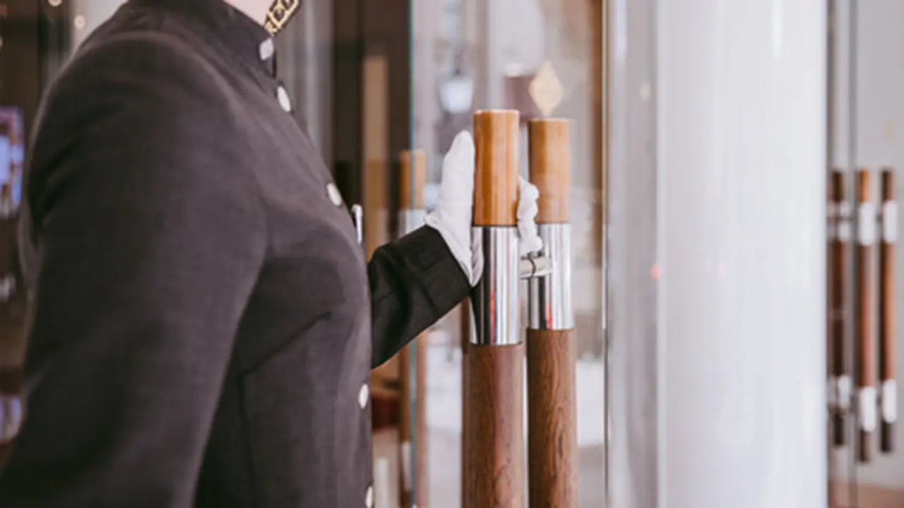 Jaga Kemewahan, Hotel Indonesia Kempinski Perkenalkan White Gloves Service