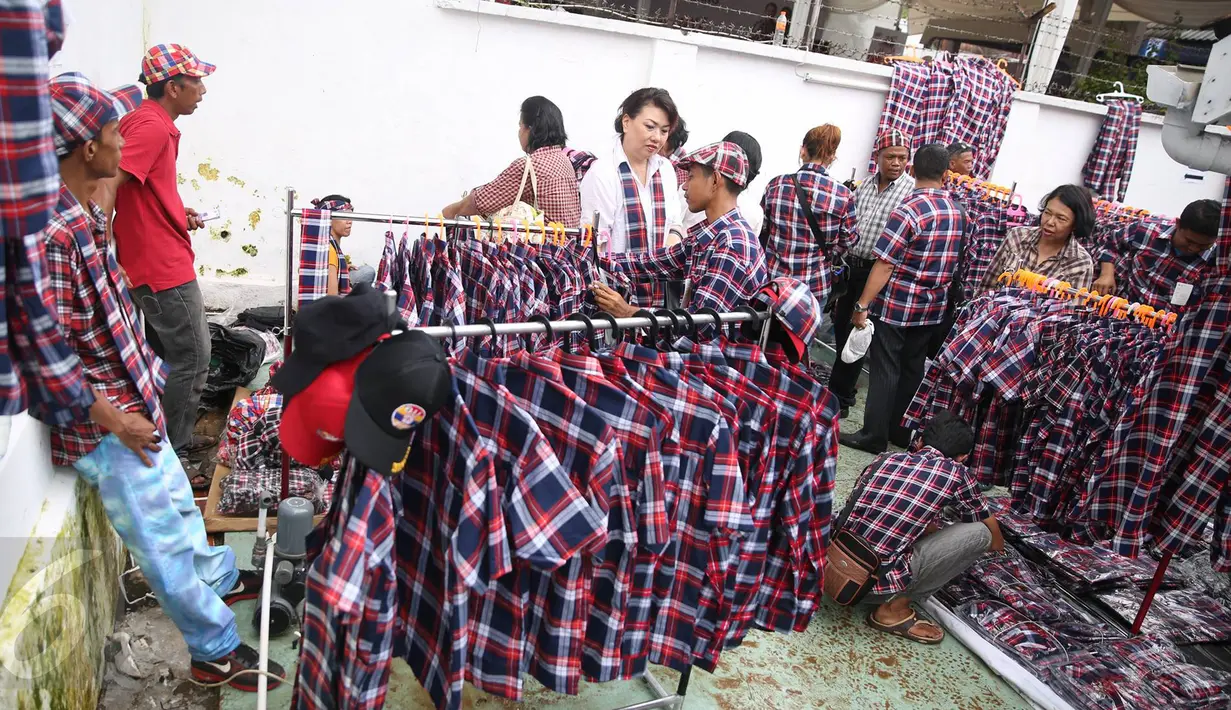 Para pedagang atribut kampanye pasangan Ahok-Djarot di Rumah Lembang, Jakarta, Senin (28/11). Para pedagang dengan atribut kampanye pasangan Ahok-Djarot mengais rezeki di tempat tersebut. (Liputan6.com/Immanuel Antonius)