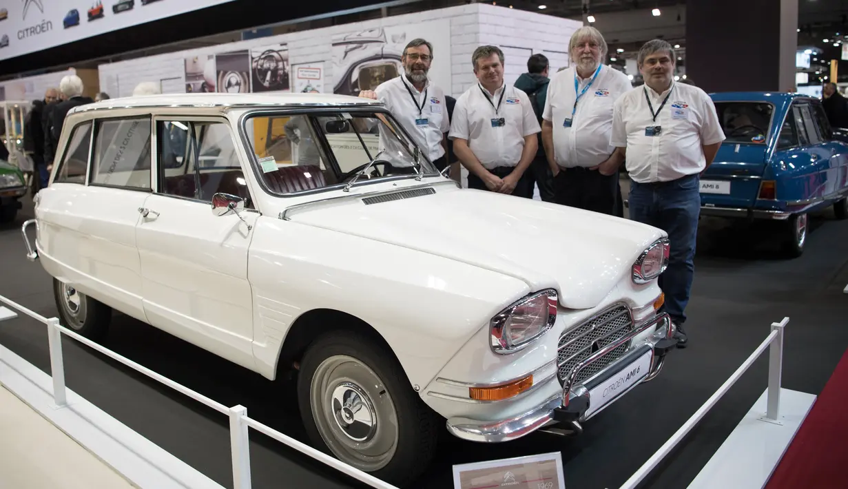 Klub Citroen mempersembahkan 1969 "Ami 6 break" pada layar selama pameran mobil Retromobile di Paris, Prancis (5/2). Pameran ini diselenggarakan dari tanggal 6 sampai 10 Februari 2019. (AFP Photo/Eric Feferberg)