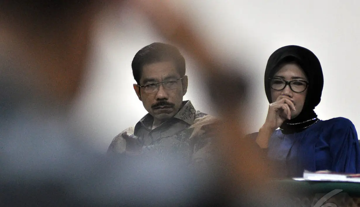 Romi Herton dan istrinya saat menjalani sidang lanjutan di Pengadilan Tipikor, Jakarta, Kamis (8/1/2015). (Liputan6.com/Miftahul Hayat)