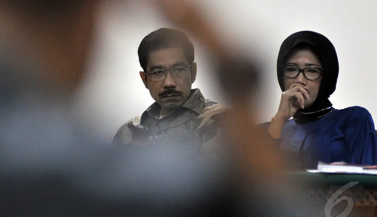 Romi Herton dan istrinya saat menjalani sidang lanjutan di Pengadilan Tipikor, Jakarta, Kamis (8/1/2015). (Liputan6.com/Miftahul Hayat)