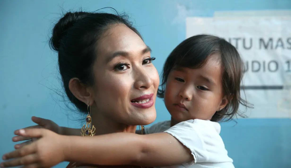 Sejak tahun 2010, pemeran dalam film Air Mata Terakhir Bunda itu menetap di Pulau Dewata. Ditemui di kawasan Kapten Tendean, Jakarta Selatan, Jumat (27/10), ia mengaku sejak lama menginginkan tinggal di kota kecil saat menikah. (Nurwahyunan/Bintang.com)