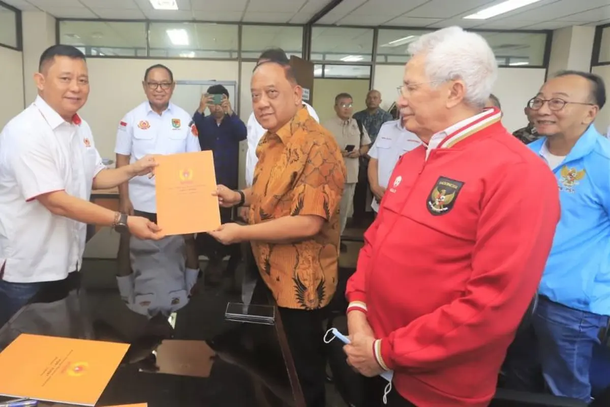 Marciano Norman Menyerahkan Berkas Pendaftaran sebagai Ketum KONI 2023-2027