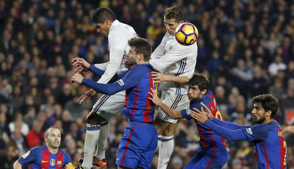 Pertemuan Real Madrid dan Barcelona yang bertajuk El Clasico selalu menarik perhatian seluruh dunia, laga ini berakhir imbang 1-1 saat Real Madrid bertandang ke Camp Nou stadium, Barcelona, (3/12/2016). (AFP/Pau Barrena)