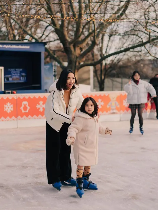 Pasangan ibu anak inipun tampil kompak dalam balutan busana bernuansa nude [instagram/gisel_la]