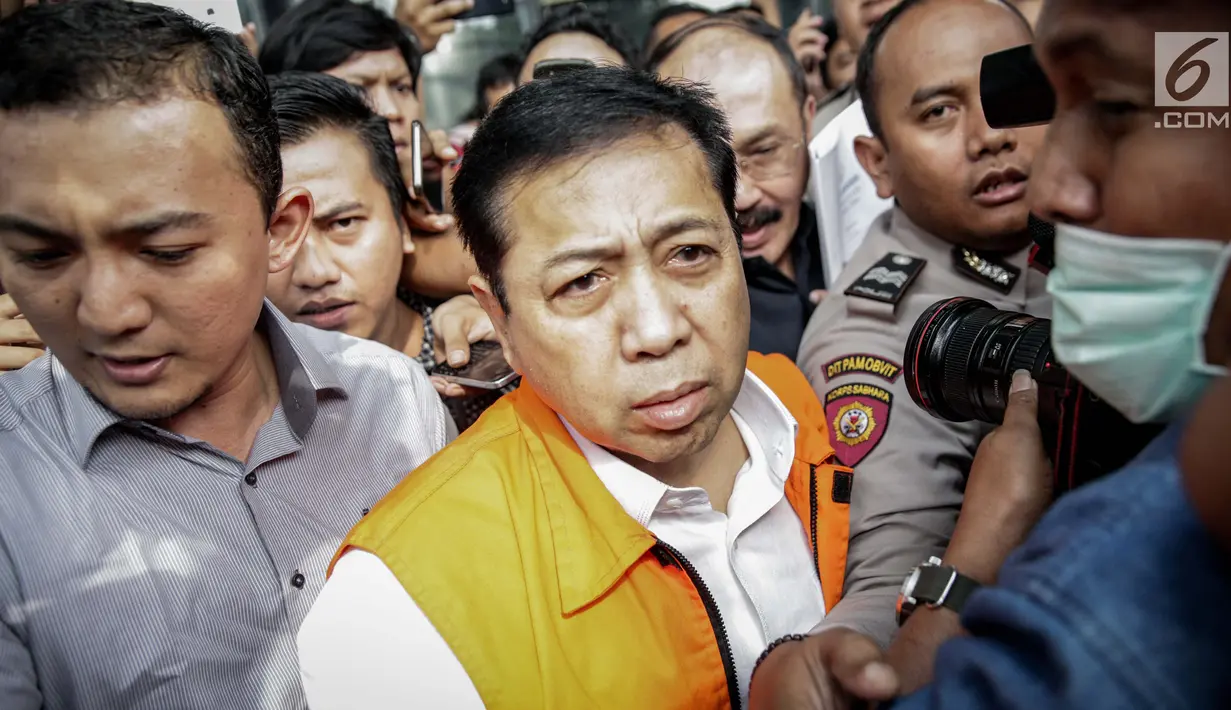 Tersangka kasus korupsi E-KTP Setya Novanto menuju mobil tahanan usai menjalani pemeriksaan di Gedung KPK, Jakarta, Selasa (21/11). Ketua DPR RI tersebut tidak memberikan komentar apa pun terkait pemeriksaannya kali ini. (Liputan6.com/Faizal Fanani)