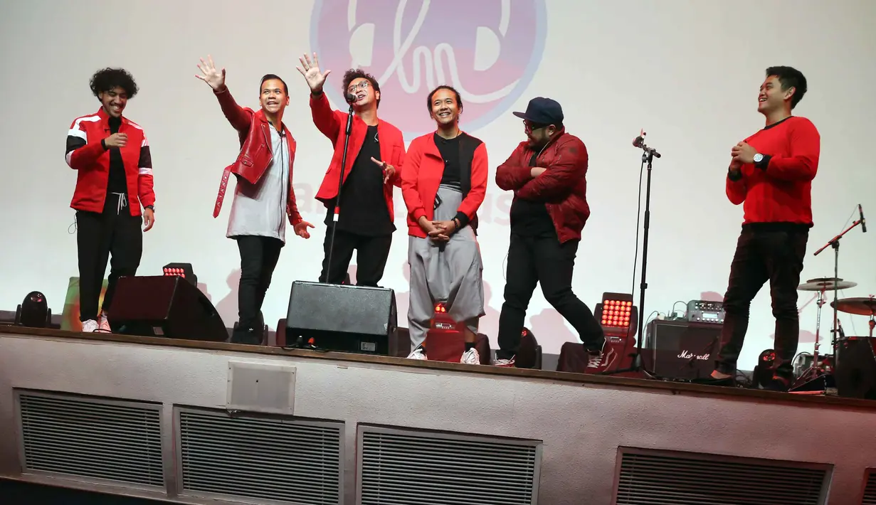 "Bikin album ini juga harus dipaksa-paksa, harus dicubit dulu sama bu Acin," tambah Giring  saat showcase peluncuran album Love, Fake & Friendship di kawasan Mega Kuningan, Jakarta Selatan, Rabu (5/4/2017). (Nurwahyunan/Bintang.com)