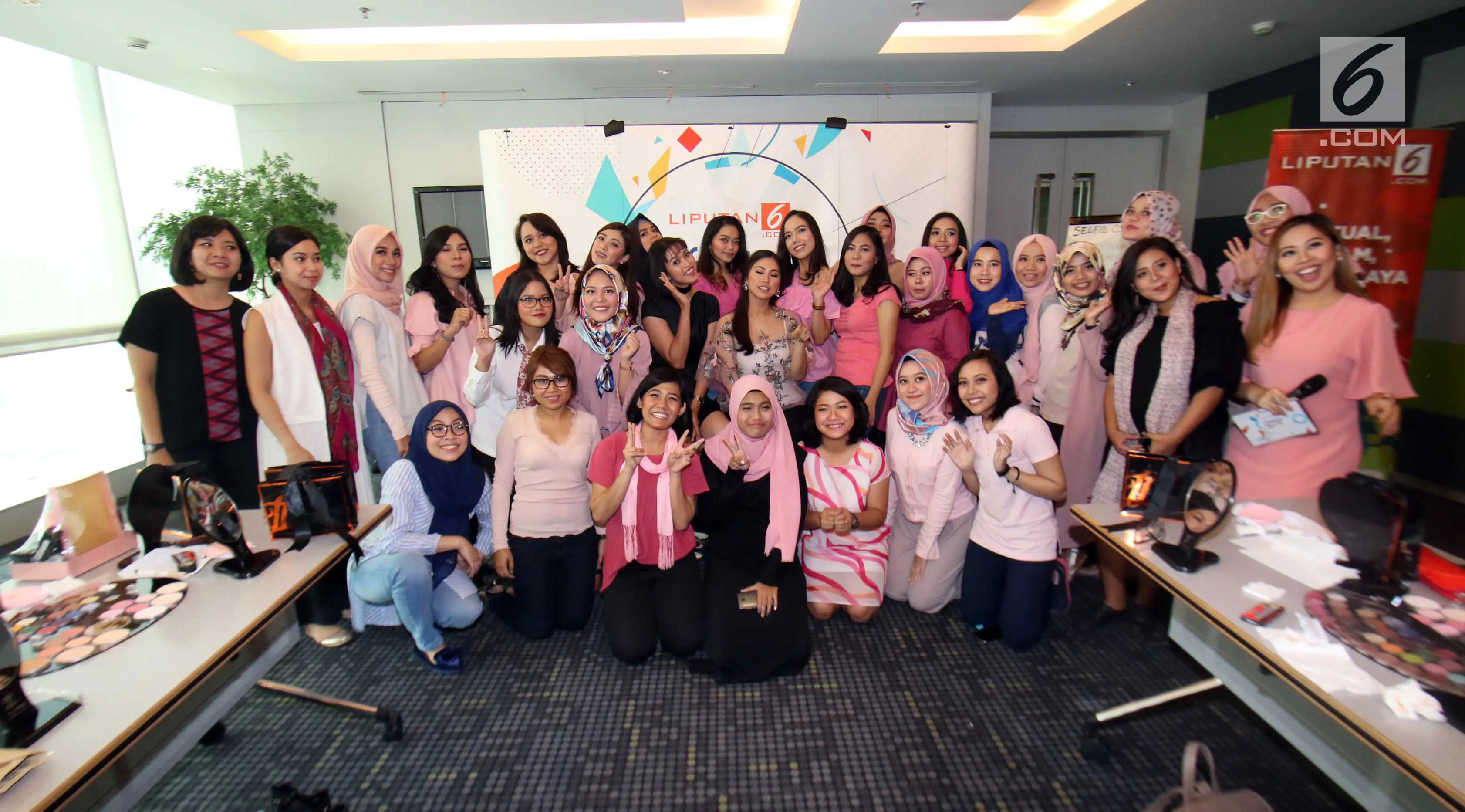 Sebanyak 30 peserta belajar merias berfoto bersama usai mengikuti Lifestyle Meetup kelas beauty workshop di SCTV Tower, Jakarta, Sabtu (12/8). (Liputan6.com/Helmi Afandi