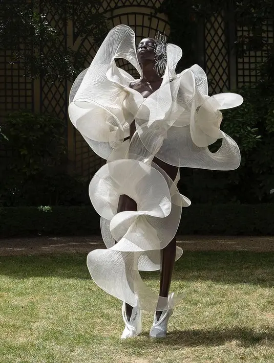 <p>Rinaldy Yunardi memiliki karya dengan konsep tanpa batas, kreativitas yang mampu membawa kesan futuristik terlihat pada desain aksesori telinga yang digunakan. [Foto: Instagram/ Iris van Herpen]</p>