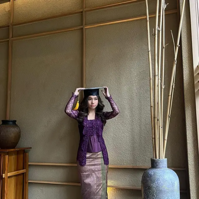 Hanya Didampingi Ibunda, Ini 6 Potret Wisuda SMA Jasmine Abeng Anak Ririn Ekawati