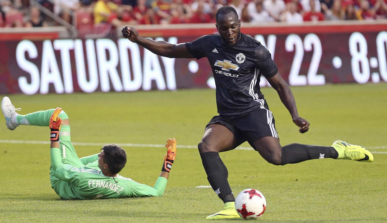 Proses terjadinya gol striker Manchester United, Romelu Lukaku, ke gawang Real Salt Lake pada laga persahabatan di Stadion Rio Tinto, Utah, Selasa (17/7/2017). MU menang 2-1 atas Salt Lake. (AP/Rick Bowmer)