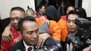 Tersangka DM dan DMT saat di bawa pada rilis penangkapan narkoba di Polres Jakarta Selatan, Jumat (11/8). Ello ditetapkan sebagai tersangka kepemilikan narkoba 2 paket ganja dibawah 5 gram. (Liputan6.com/Herman Zakharia)