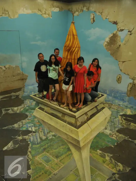 Pengunjung berpose di lukisan 3 dimensi di Museum Alive Star Ancol, Jakarta (6/5). Museum ini menampilkan 50 lukisan 3 dimensi serta 30 patung lilin dengan tiket masuk 100.000rb per orang. (Liputan6.com/Gempur M Surya)