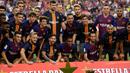 Pemain Barcelona berpose dengan Piala Joan Gamper saat berselebrasi di stadion Camp Nou, Spanyol (15/8). Barcelona menang telak 3-0 atas Boca Juniors. (AP Photo/Manu Fernandez)