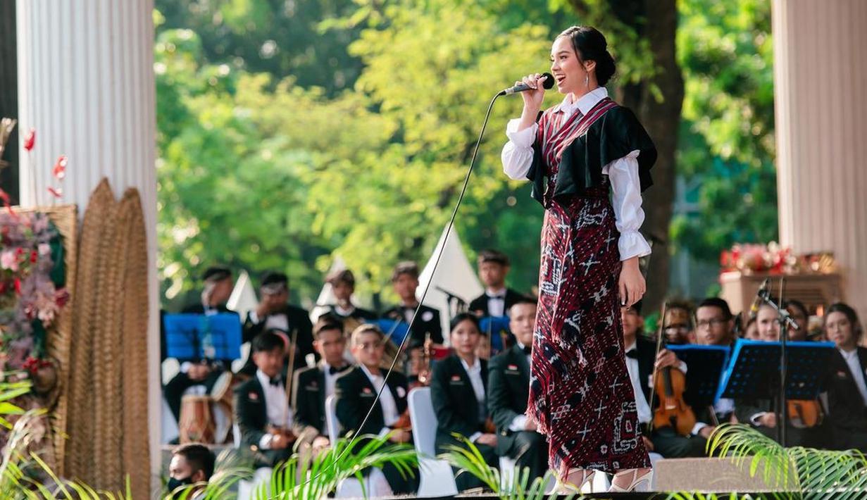 <p>Busana yang dikenakan Lyodra dipadukan long sleeve shirt dengan aksen serut pada bagian lengan, membuat gaya penyanyi berusia 19 tahun itu pun sangat kekinian dan tampak stunning. Sementara itu, heels emas menjadi pilihannya untuk alas kaki. (Instagram/lyodraofficial)</p>