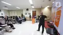 Sementara, Managing Editor Liputan6.com, Edu Krisnadefa, melalui materi “Sharpening Journalistic Style for PR Practitioners,” menjelaskan bahwa press release tidak hanya berfungsi untuk menyampaikan informasi, tetapi juga menjadi media dalam membangun citra dan meningkatkan visibilitas perusahaan. Tampak dalam foto, Managing Editor Liputan6.com, Edu Krisnadefa, saat memberikan presentasi materi pada program Liputan6.com Connect di kampus Vokasi Universitas Indonesia, Depok, Jawa Barat pada 11 November 2025. (Liputan6.com/Helmi Fithriansyah)