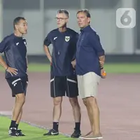 Alex Pastoor Sambangi Latihan Timnas Indonesia Jelang Hadapi Filipina di Piala AFF U-23 2025, Beri Masukan Strategi?
