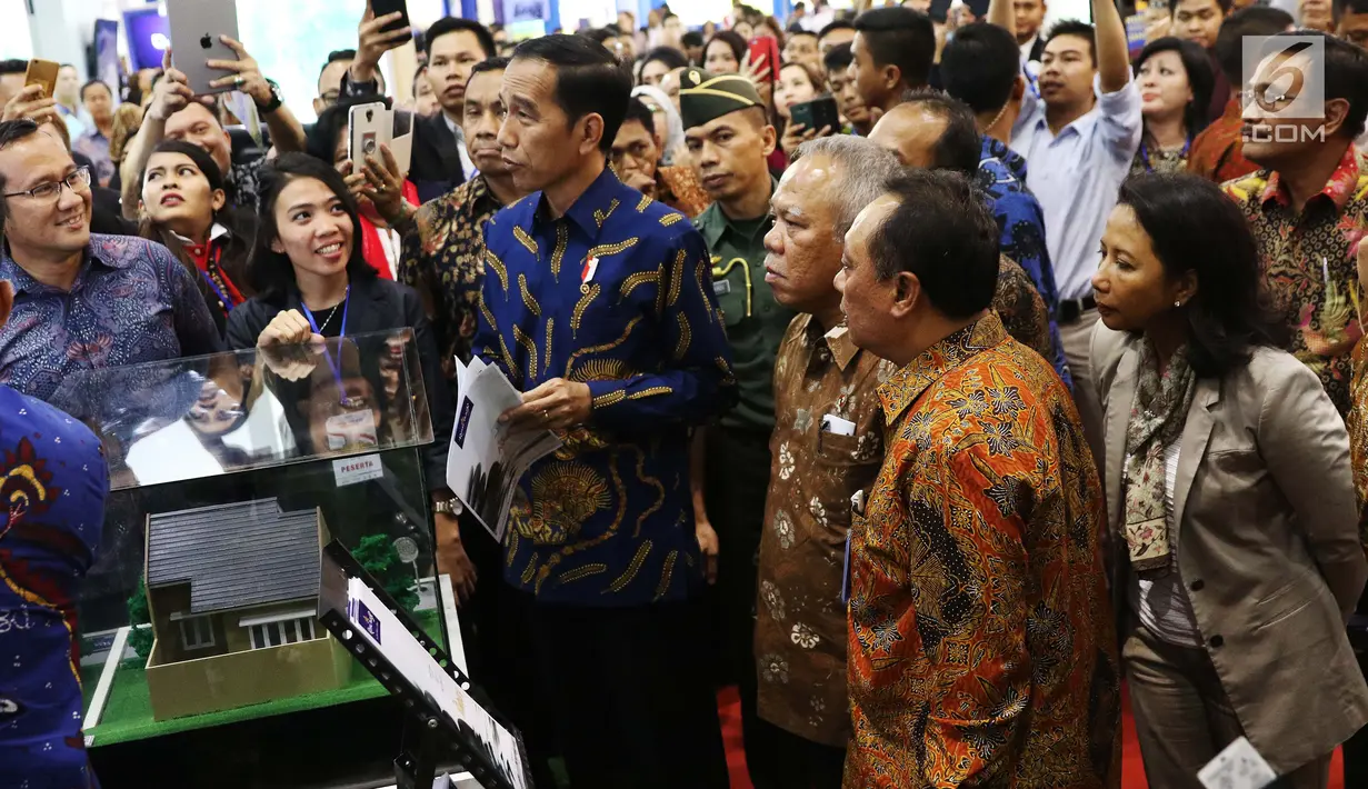 Presiden Jokowi mengunjungi salah satu booth dalam pameran perumahan nasional Indonesia Property Expo 2017 di JCC Senayan, Jumat (11/8). IPEX kali ini juga digelar dalam rangka peringatan hari Perumahan Nasional (Hapernas). (Liputan6.com/Angga Yuniar)