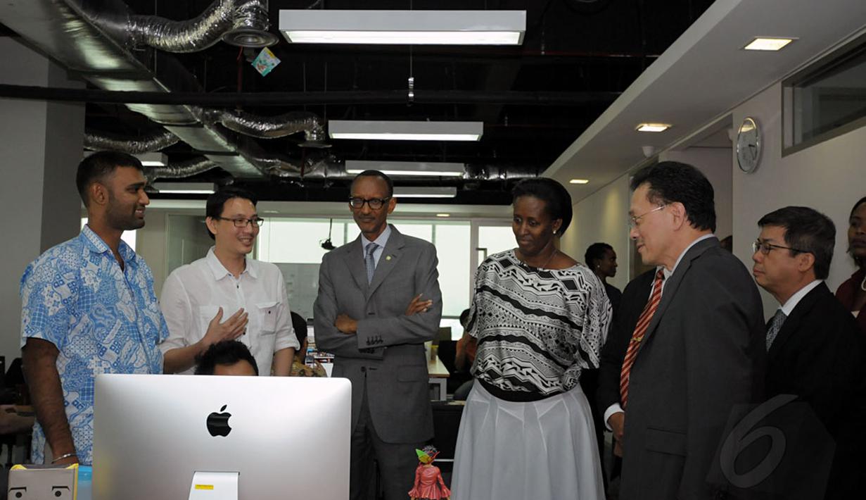 Presiden Rwanda, Paul Kagame (tengah) mendengarkan penjelasan dari tim IT Liputan6.com saat berkunjung ke redaksi Liputan6.com, Jakarta, Jumat (31/10/2014). (Liputan6.com/Helmi Fithriansyah)